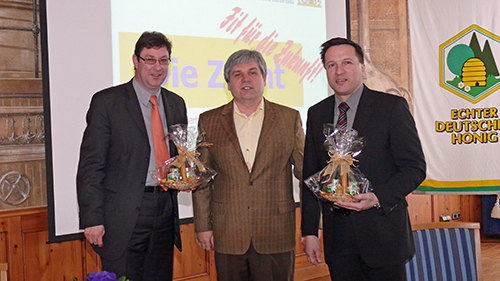Die Preisverleihung erfolgte an unseren 1. Vorsitzenden Herrn Simon Oberhofer, Berglern, durch Landrat Martin Bayerstorfer (links) und 1. Bürgermeister Max Gotz (rechts)